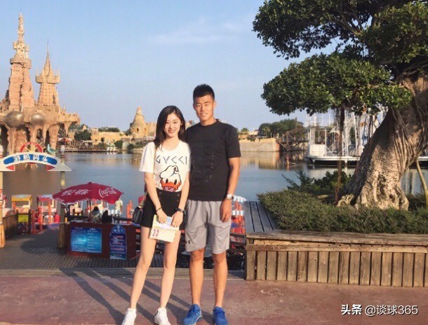 32岁国足锋霸，拒美国国籍为中国效力，妻子是肤白貌美的海归才女