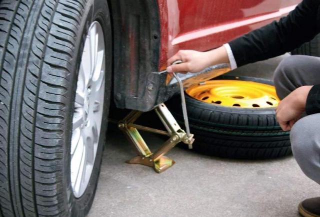 轮胎被锁住怎么办,车锁轮胎怎么开锁