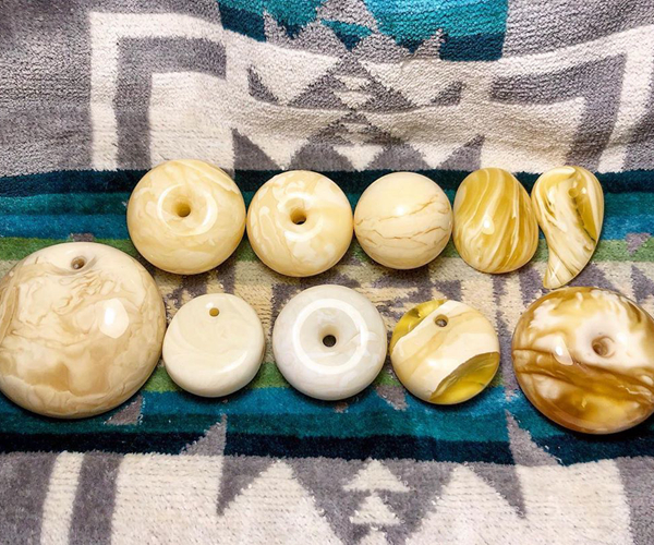 蜜蜡手镯和二代蜜蜡怎样辨别真假,优化蜜蜡和二代蜜蜡是一回事吗