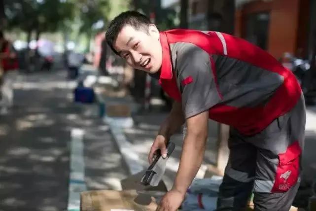 京东小哥月收入大概多少,京东快递小哥三年收入200万