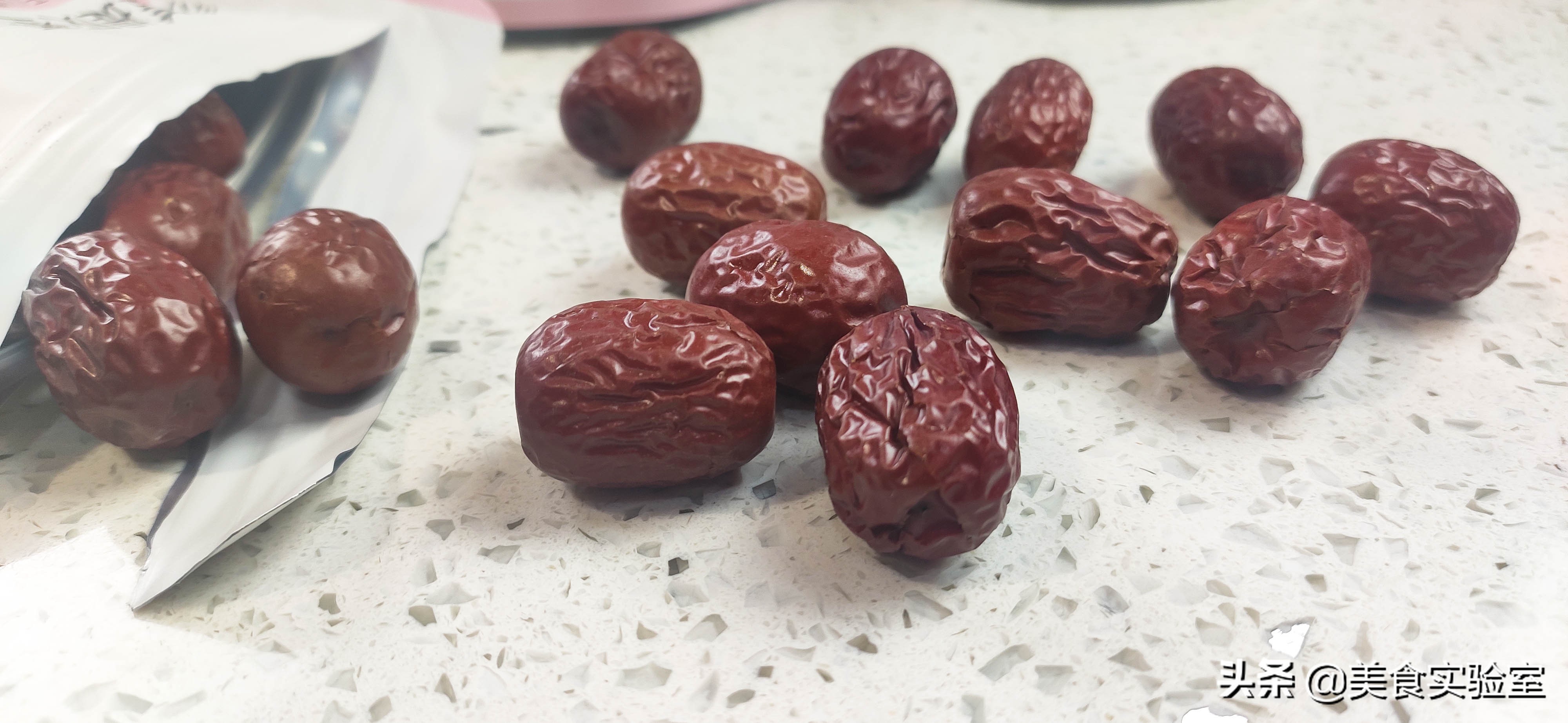 白嫖*党**报告6，5元多一袋的灰枣，味甜肉厚质地紧实