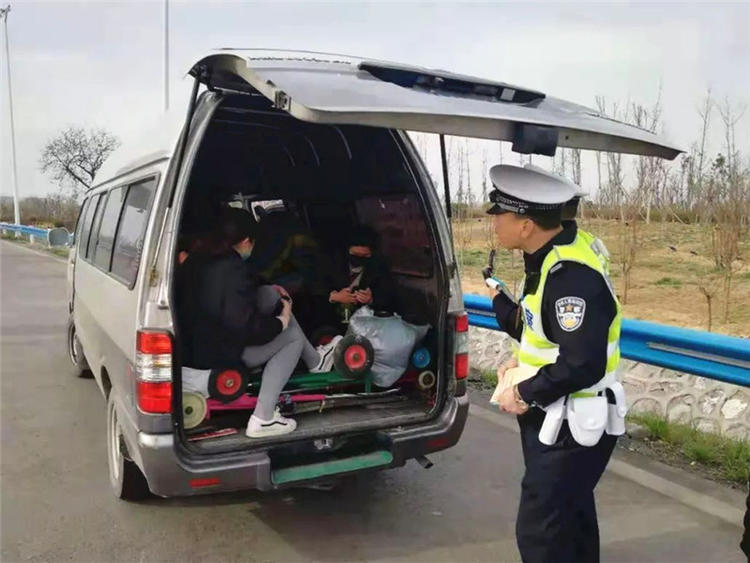 小轿车拉货摆摊合法吗,私家车拉货做生意的罚款多少