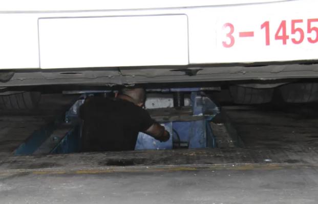 不惧考验高温天致敬列车搓澡人,不畏高温酷暑奋战一线