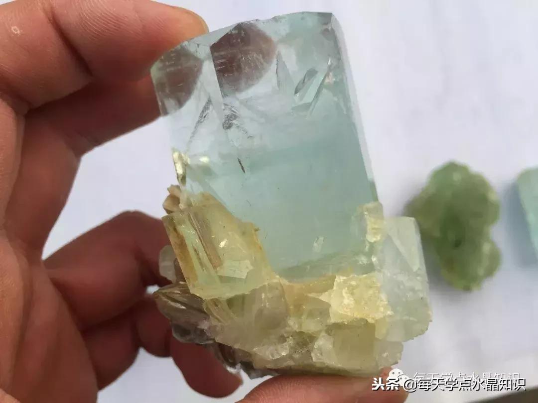 天蒙蒙亮赶个早市看一看天然水晶毛料市场