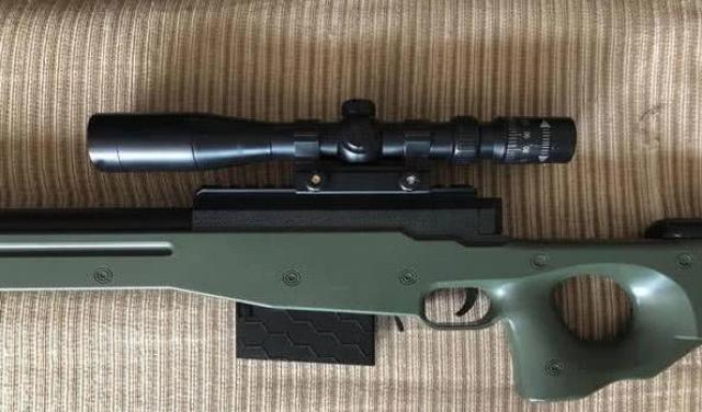 两千块钱的awm狙击枪,花3万买吃鸡装备