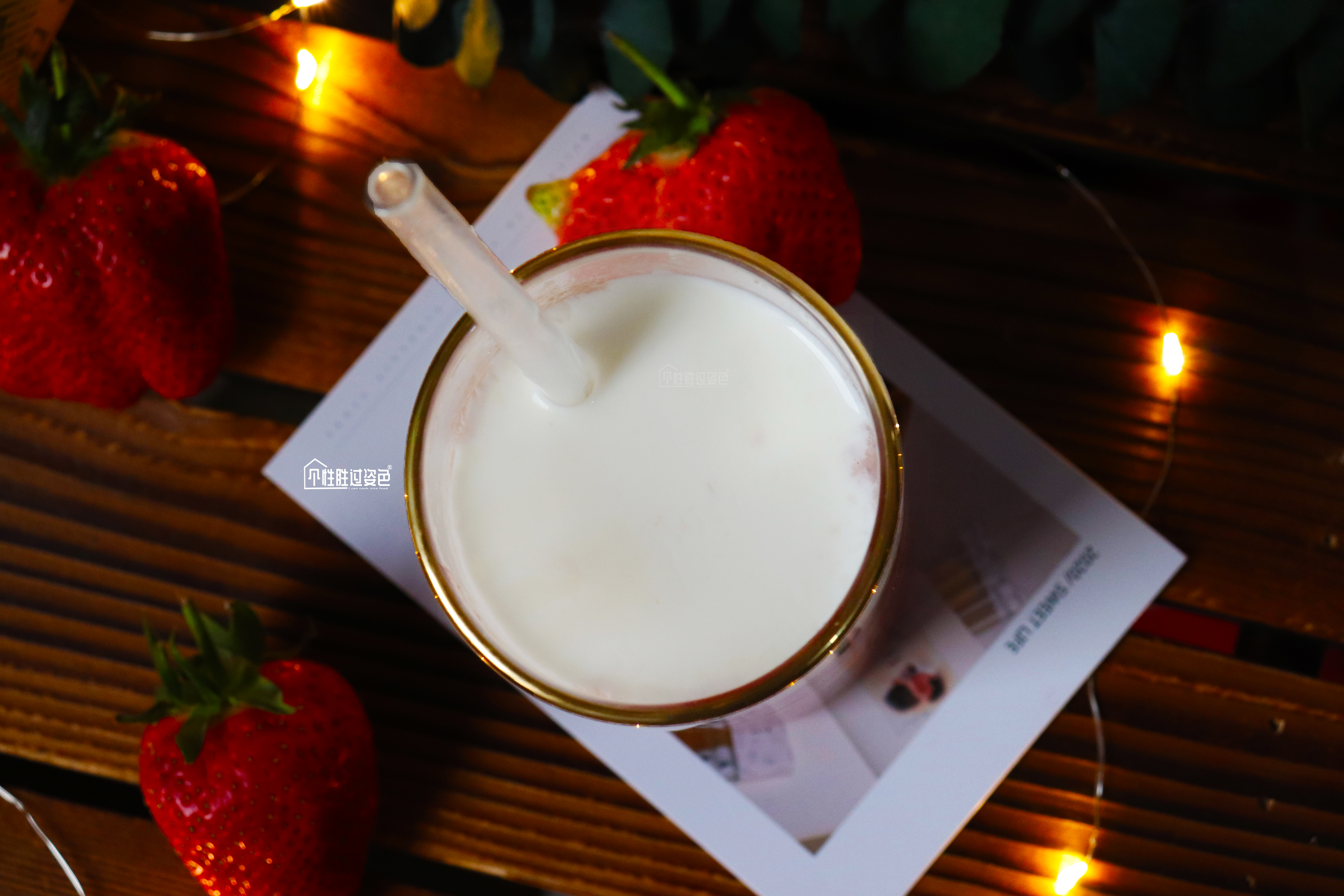 火爆网络的高颜值草莓鲜牛乳来了，喝完这杯我就是头条最甜的仔