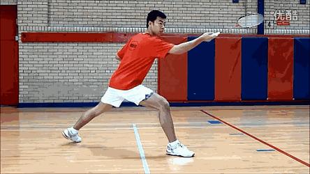 羽毛球怎么让自己的步伐干净有力,羽毛球单打谁的步伐业余选手可学