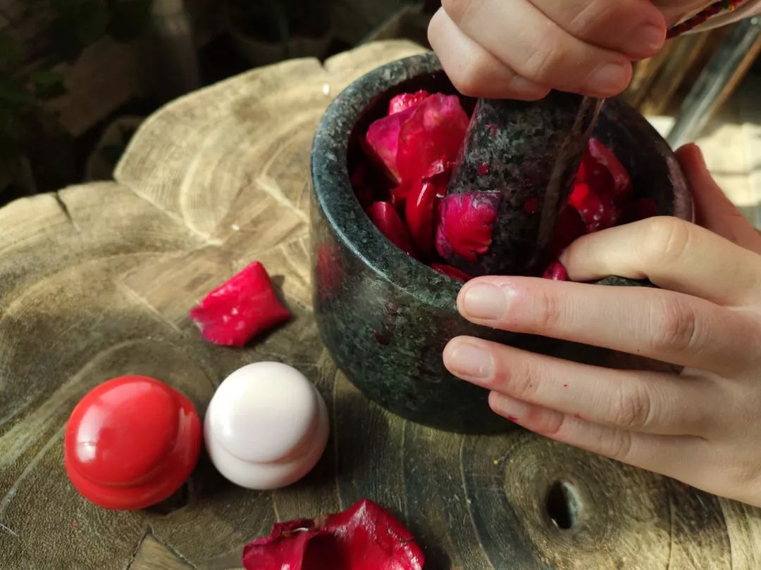 从金融白领到护肤匠人，我花7年时间研发出真正的纯植物口红