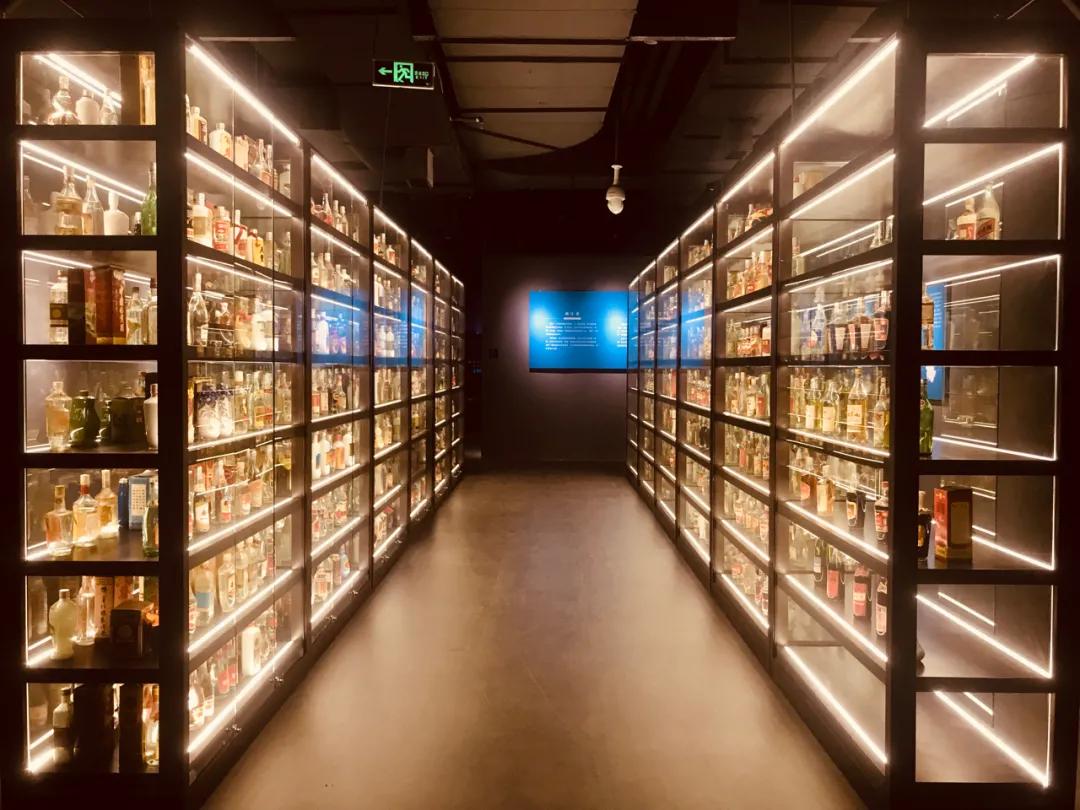 他们收老酒,卖老酒,喝老酒,他们是一帮疯狂“老酒人”