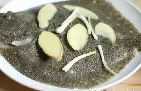 清蒸多宝鱼的做法最正宗,清蒸多宝鱼的做法最正宗的视频