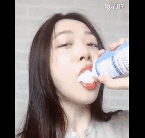 她骂脏话、拍性感床照、仙女人设崩塌，但人们依然爱她