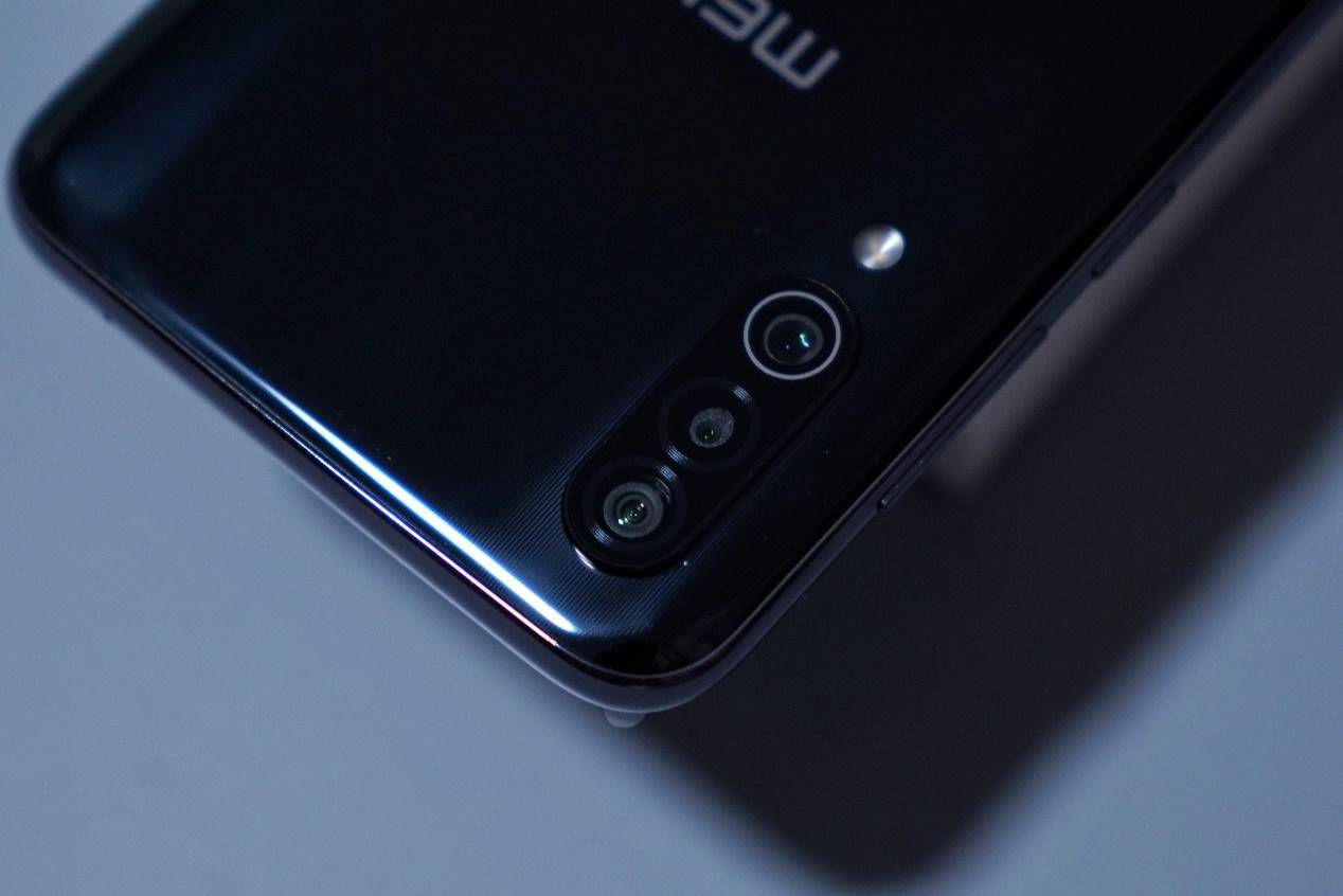 魅族屏下摄像头手机是哪款,魅族最早的三颗摄像头