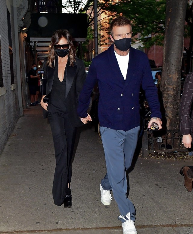 维多利亚贝克汉姆夫妻合体,贝嫂穿纯黑西装气场全开,小贝像跟班