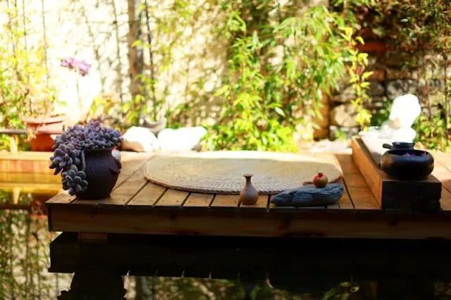 背倚青山是什么意思,背倚青山面朝绿水下一句