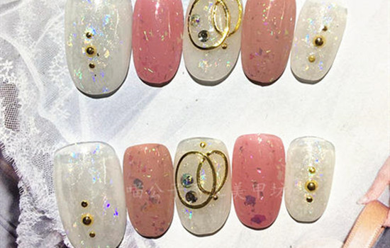 美甲甲片怎么卸掉不伤指甲,贴甲片卸掉后指甲为什么会软