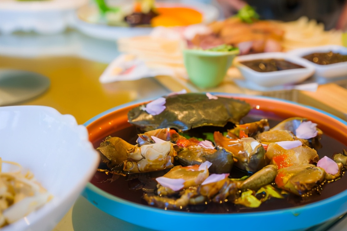 商量岗内的这家酒店，四季气候适宜居住，住客宛若身处桃花源