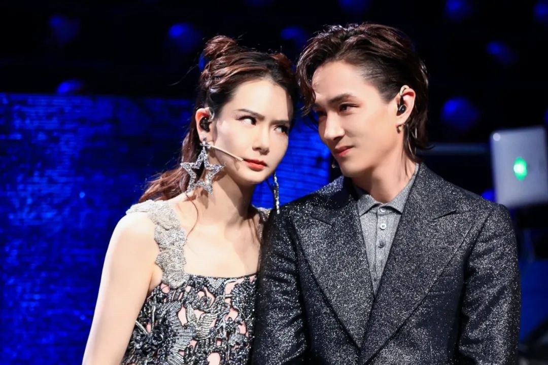 亮片眼妆带钻,戚薇绿色眼影妆容教程