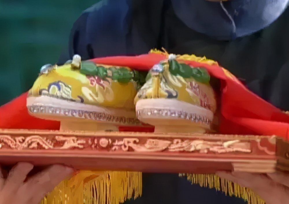 SAUVEREIGN：你听过金箔鞋跟的传奇吗？