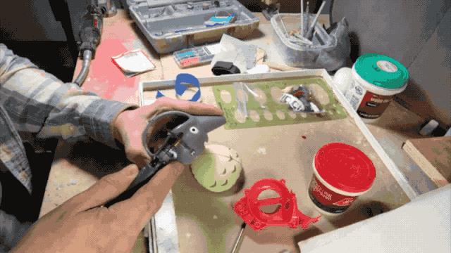 他肢解卡通人物,不但没毁童年,还倍受追捧