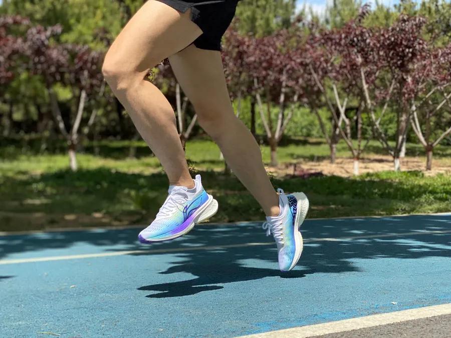 飞电discovery多巴胺为什么贵,李宁飞电discovery跑鞋