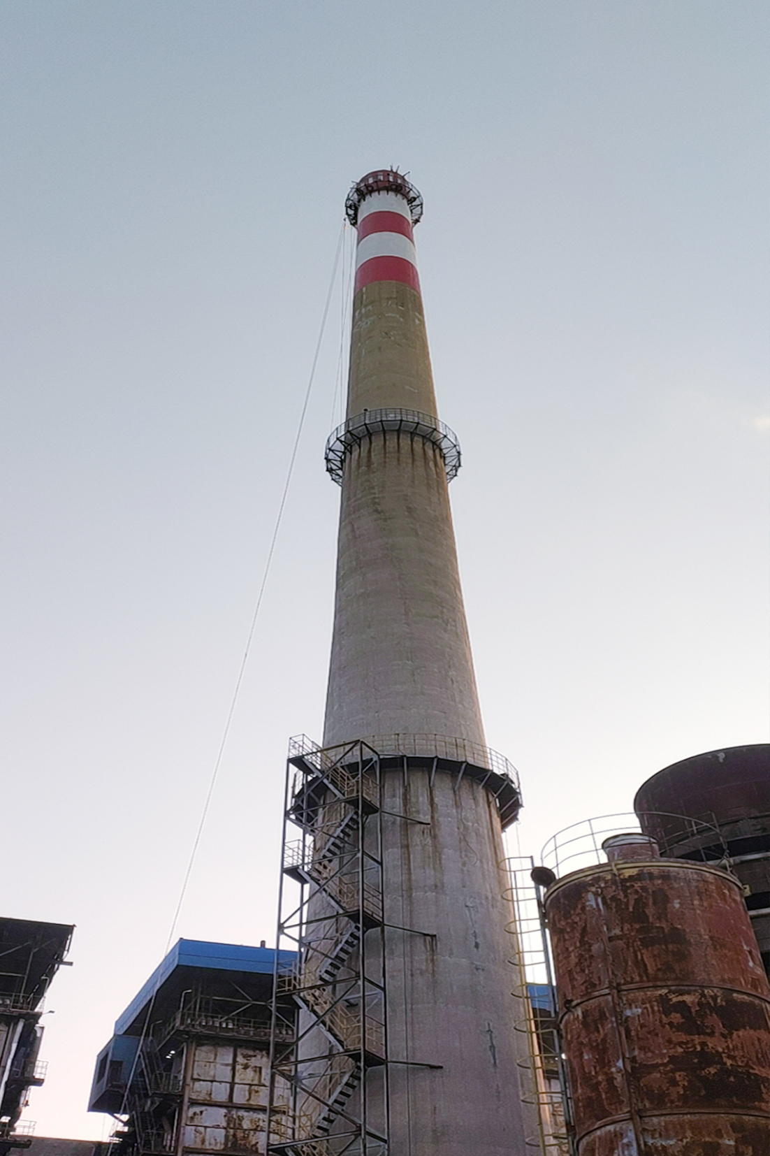 六安水泥烟囱防腐,专业100米水泥烟囱维修加固