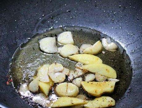 煎鱼时,裹淀粉是大错特错!厨娘教你煎鱼技巧,鱼肉嫩滑鱼皮不破