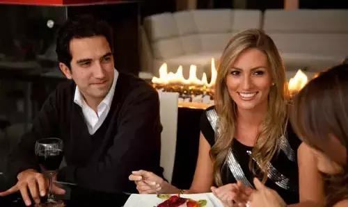 西式餐桌礼仪常识座位顺序,西餐餐桌礼仪的四个原则