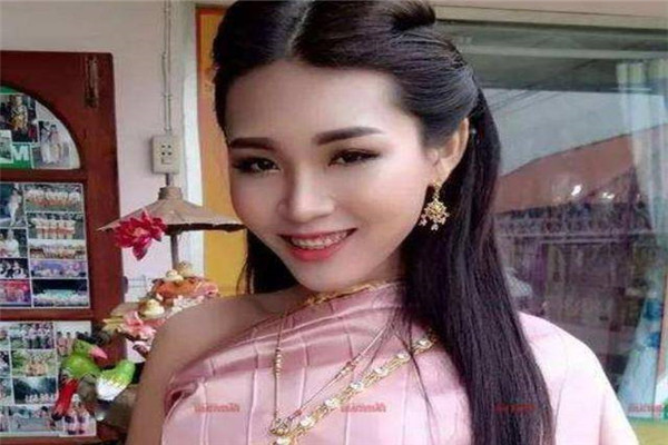 妖娆的泰国人妖，背后竟是以“生命”为代价，注射过程令人心疼