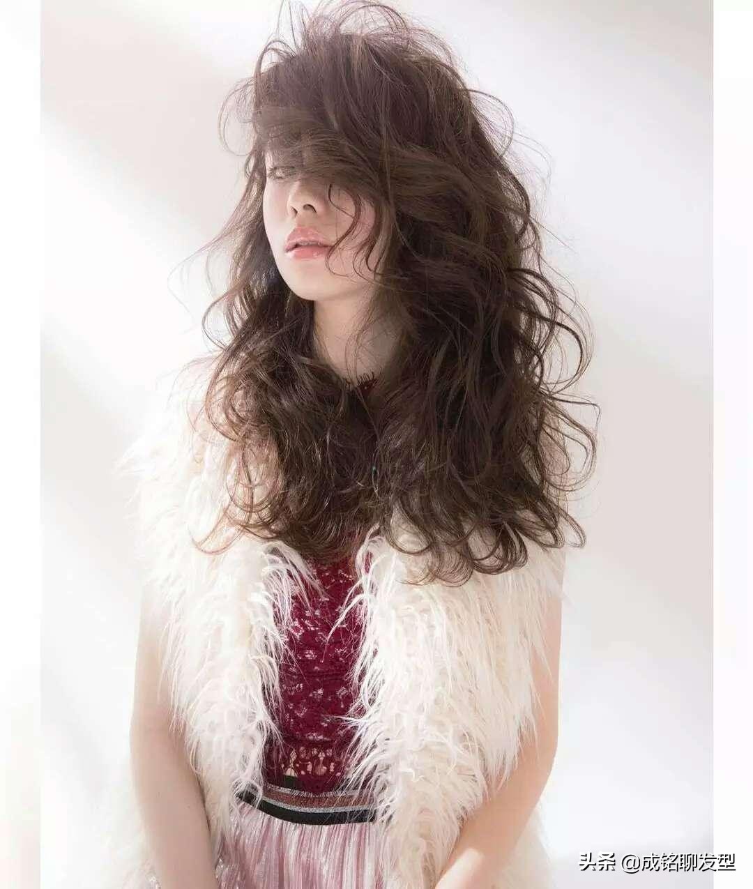 女士烫完卷发怎么打理,女士烫发后用什么保湿定型