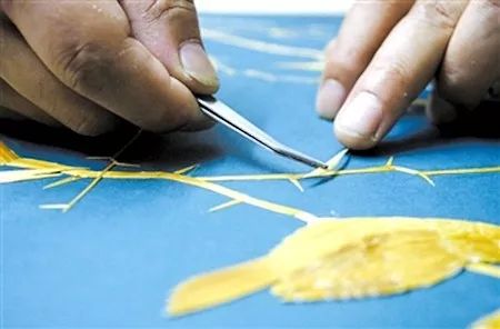 90后美女白领“逃离”大城市回乡创业，用秸秆作画年收入过百万