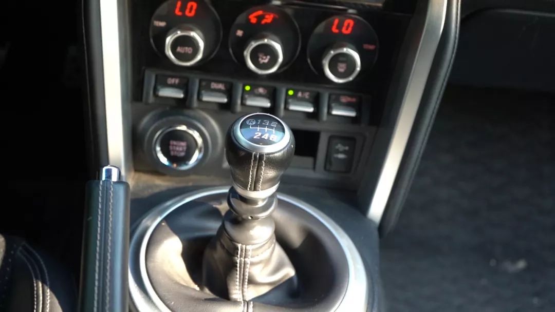 鐨疄鑰愮敤鎿嶆帶鎬уソ鐨勬墜鍔ㄦ尅杞﹀瀷,26涓囨墜鍔ㄦ尅