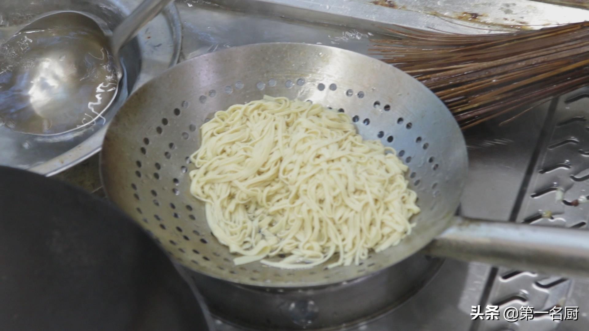 饭店的豆腐皮怎么凉拌的,四川正宗川味水煮麻辣豆腐皮做法