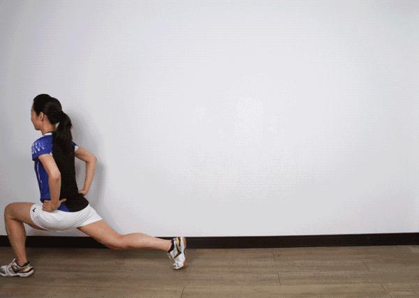 羽毛球赛前热身四点,打羽毛球前的热身动作