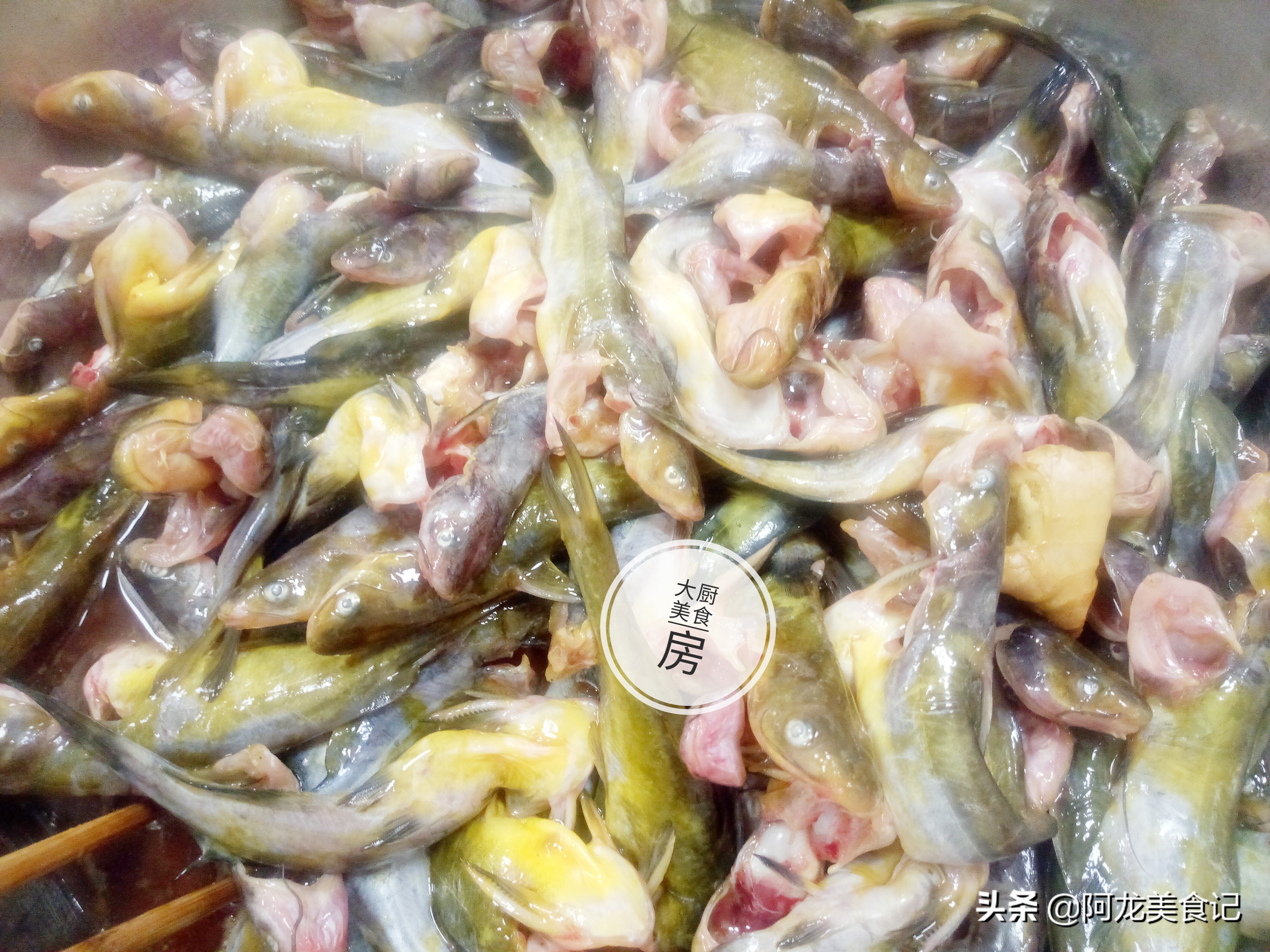 四川火锅正宗泡椒黄辣丁做法,重庆泡椒黄辣丁适合加什么配菜