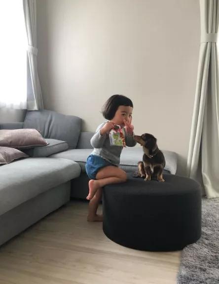 晒女儿搞怪丑萌照,亲妈狂晒女儿丑照