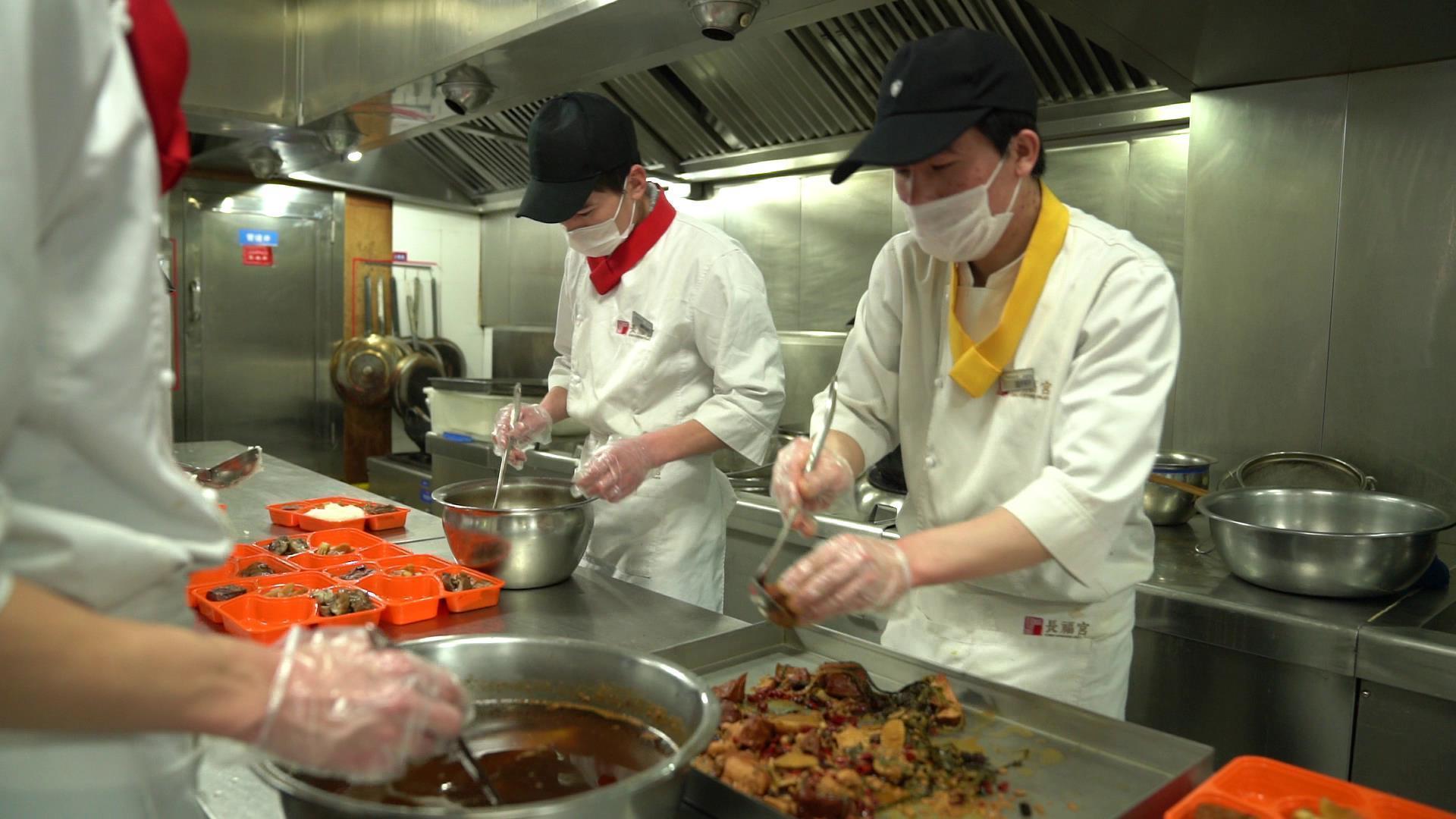 暖心！*疆新**“长福宫”每天送出三千多份“爱心餐”