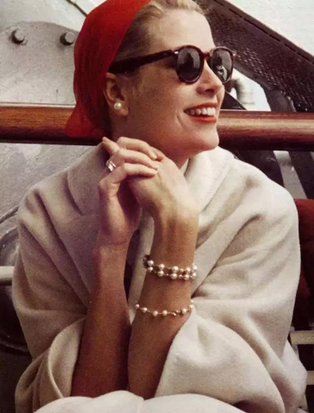 戴上珍珠发夹就是小仙女,当女人戴上眼镜