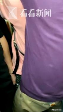 你的肚脐眼是凸出来的？上海地铁早高峰，一男子戴上粉色头盔，偷偷…