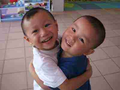 大宝和二宝吵架怎么处理,家中大宝和二宝打架该怎么处理