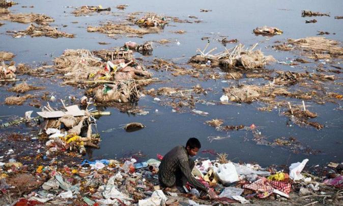 中国女游客在印度买冰棍，导游为何抢来就扔垃圾桶：真不要命了？