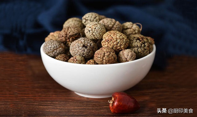 草蔻肉蔻白蔻豆蔻是同一种香料吗,肉蔻草蔻白蔻用法有什么不同