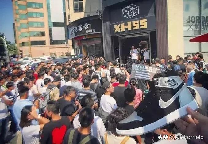 优衣库联名t恤疯抢事件,优衣库抢t恤