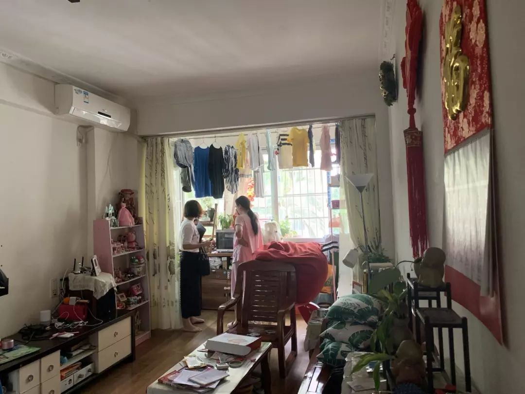 持续推进在职党员进社区志愿服务,在职党员下沉社区开展志愿服务