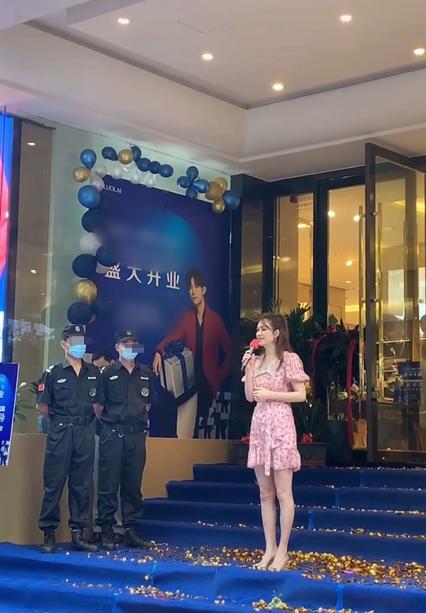 洪欣现身街头表演,50岁洪欣县城演出