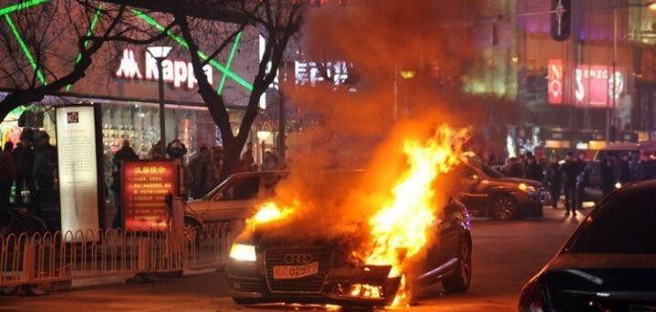 给婆婆洗脚被婆婆脚踢倒,给婆婆洗脚还被打