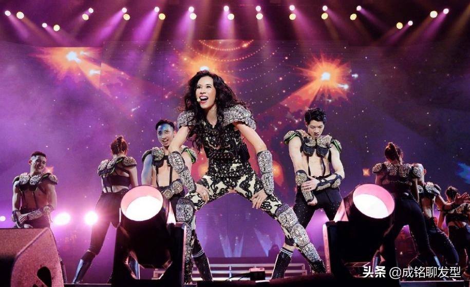 莫文蔚发型羊毛卷,48岁的莫文蔚依旧美丽动人