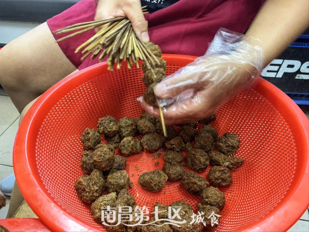 在民德路开了16年的水煮店,花甲肉腰子鸡脚都是心头好|城食19