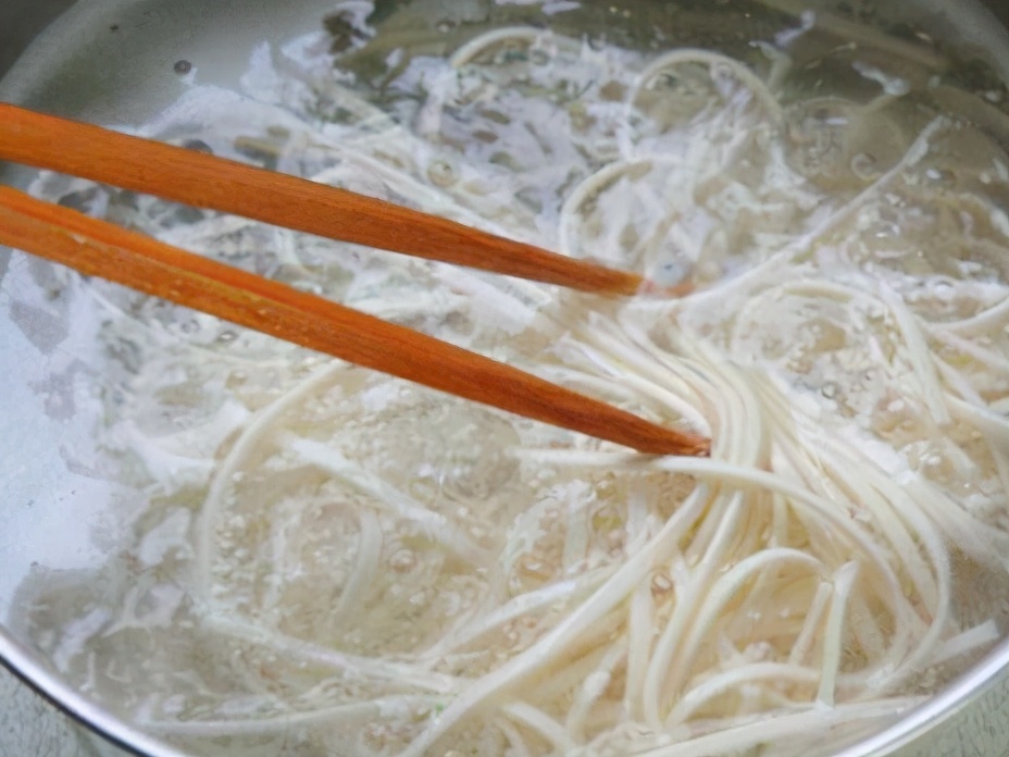 煮面条最忌讳水开下锅,煮面条怎么避免糊汤