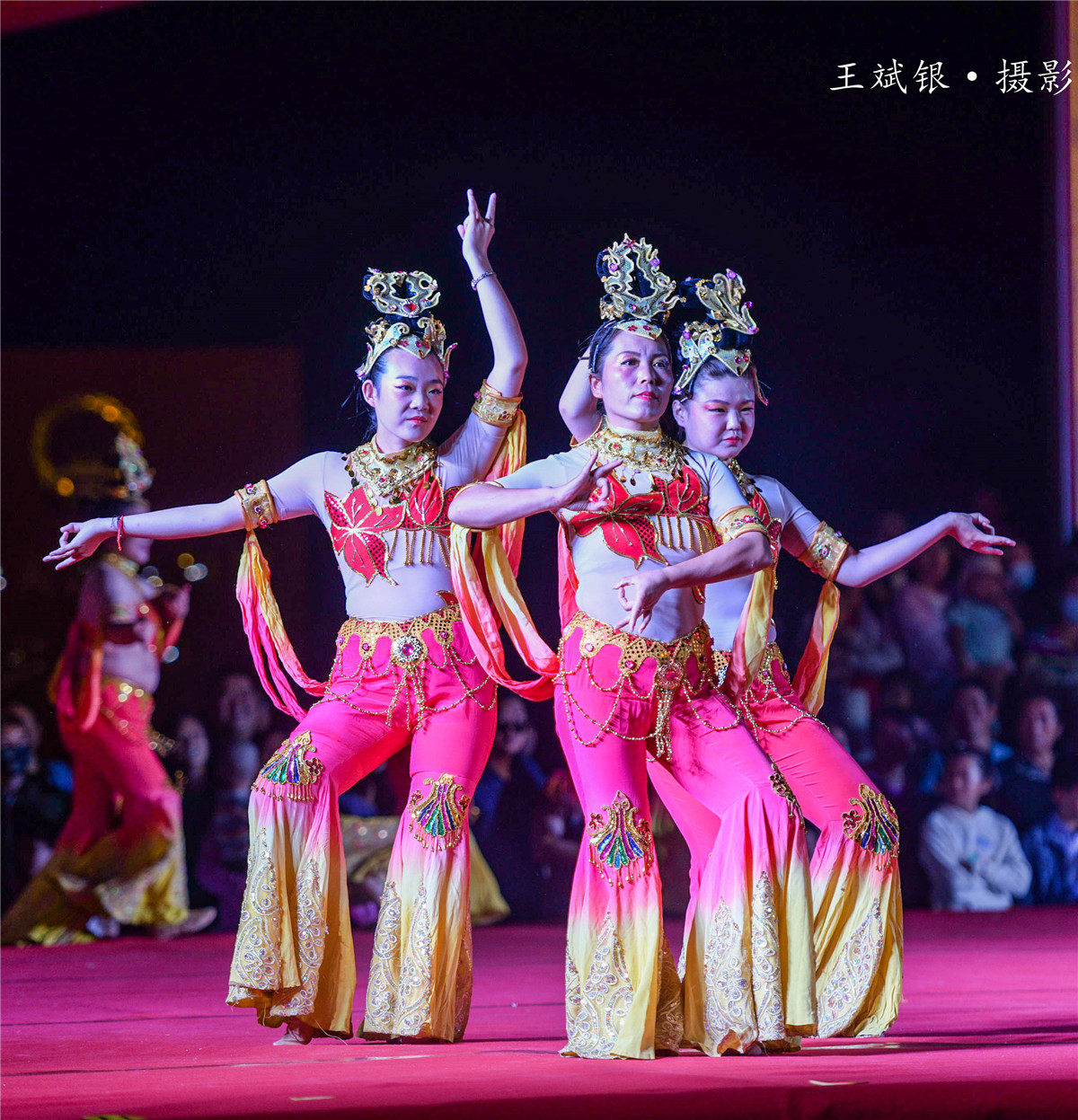 适合穿敦煌服跳的舞,跳敦煌舞服装