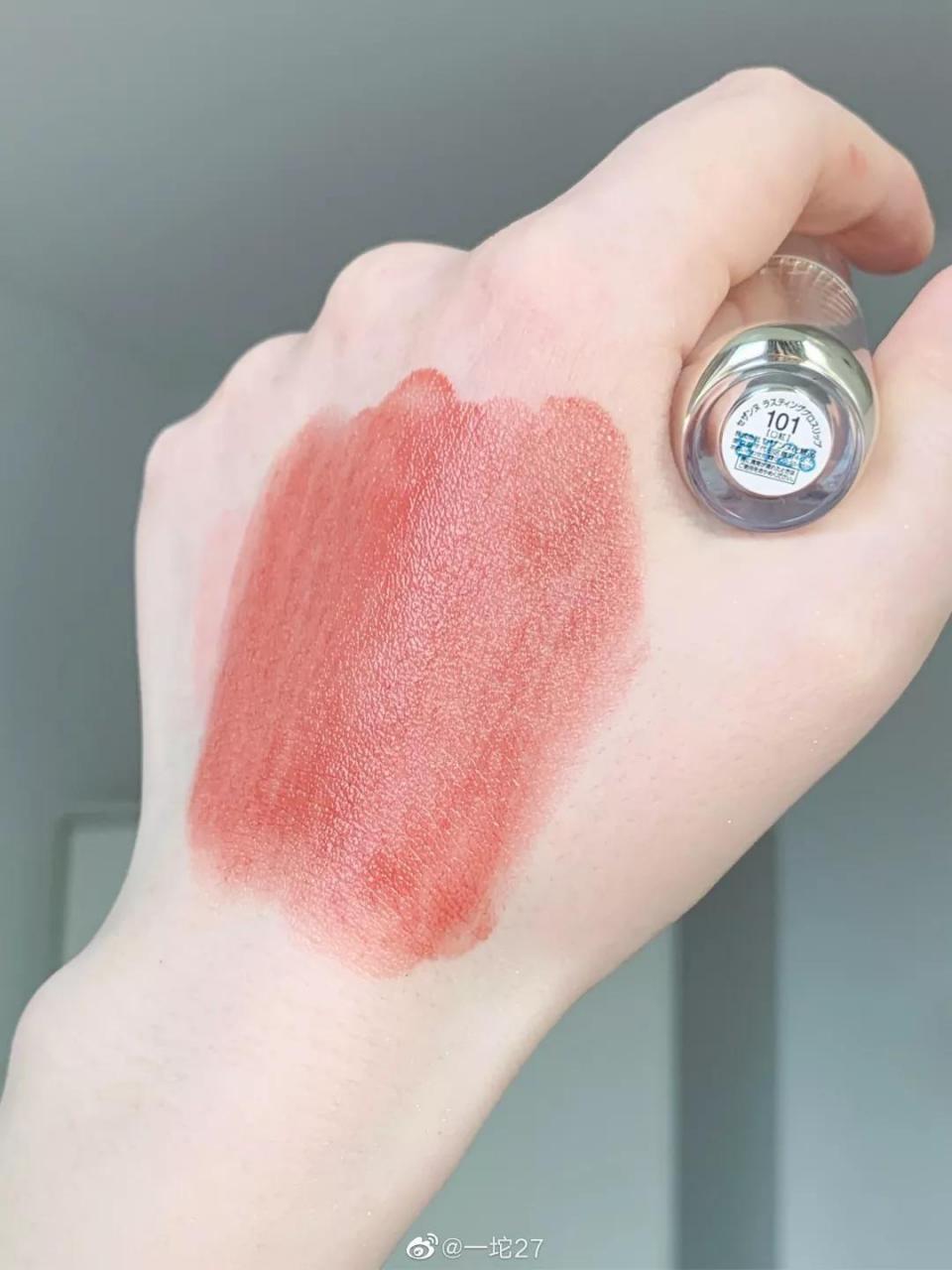 快买了这只口红来人间水蜜桃学院报道！